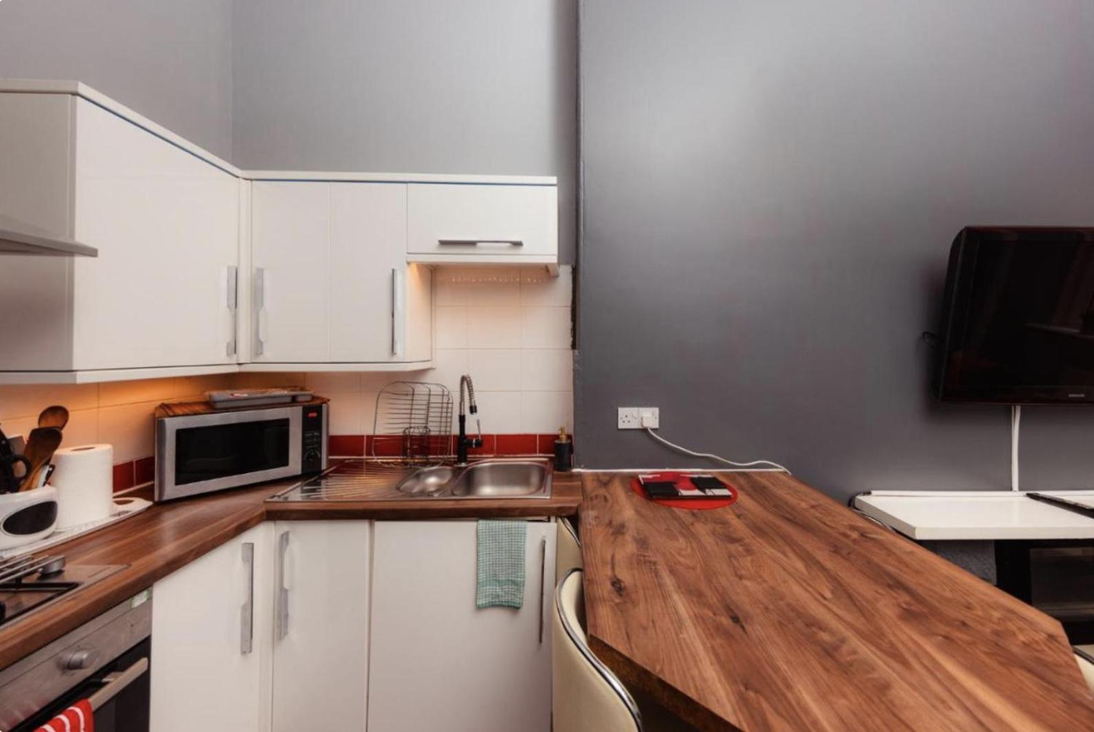 Warm Apartment By Holyrood Palace! 爱丁堡 外观 照片